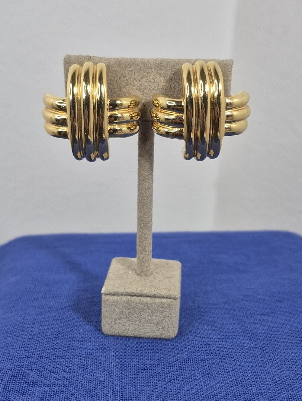 Vintage Signed Ciner Gold-tone Ribbed Knot Criss-cross Chunky Clip-on Earrings